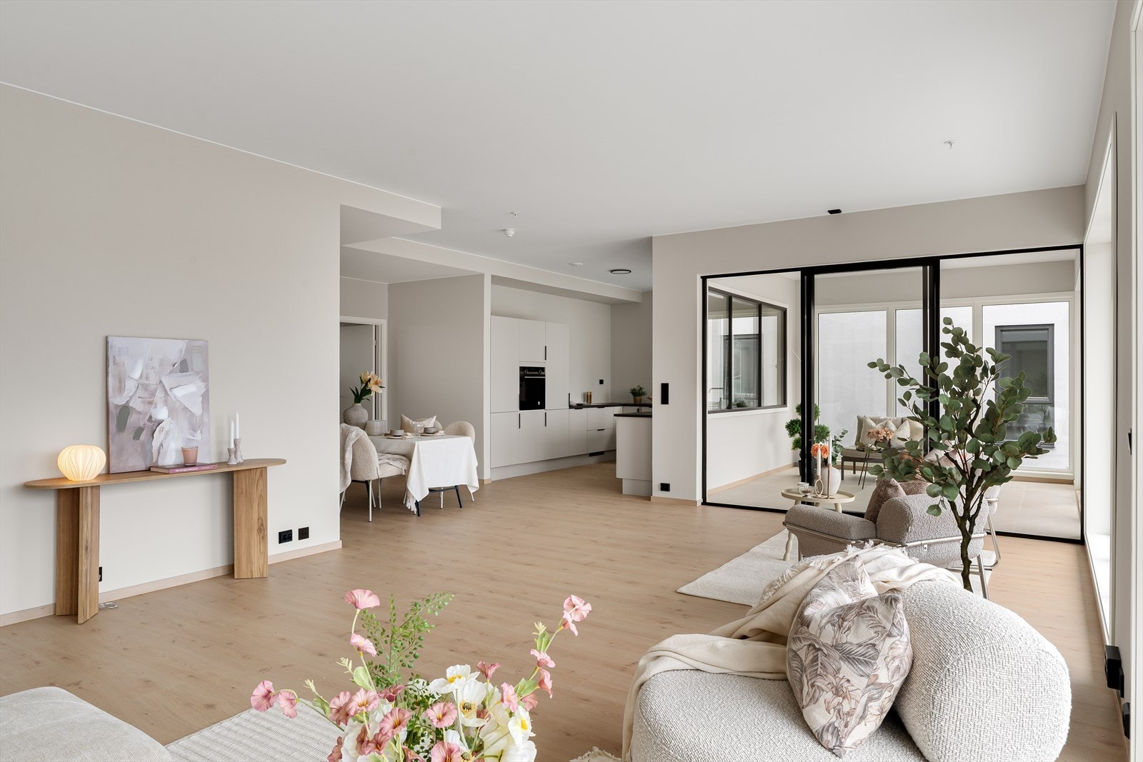 Kjøkkenet er trukket godt tilbake fra stuen - utgang fra stue til hagestue Galleribilde