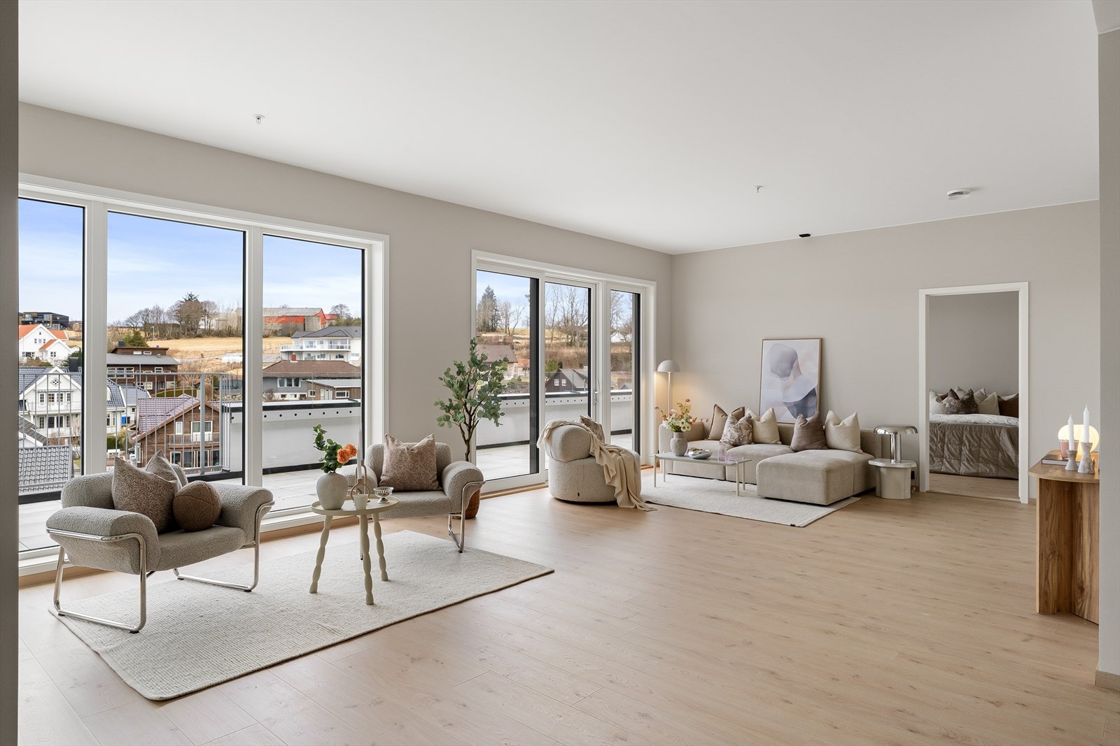 Store vindusflater gir godt med lys inn i boligen Galleribilde