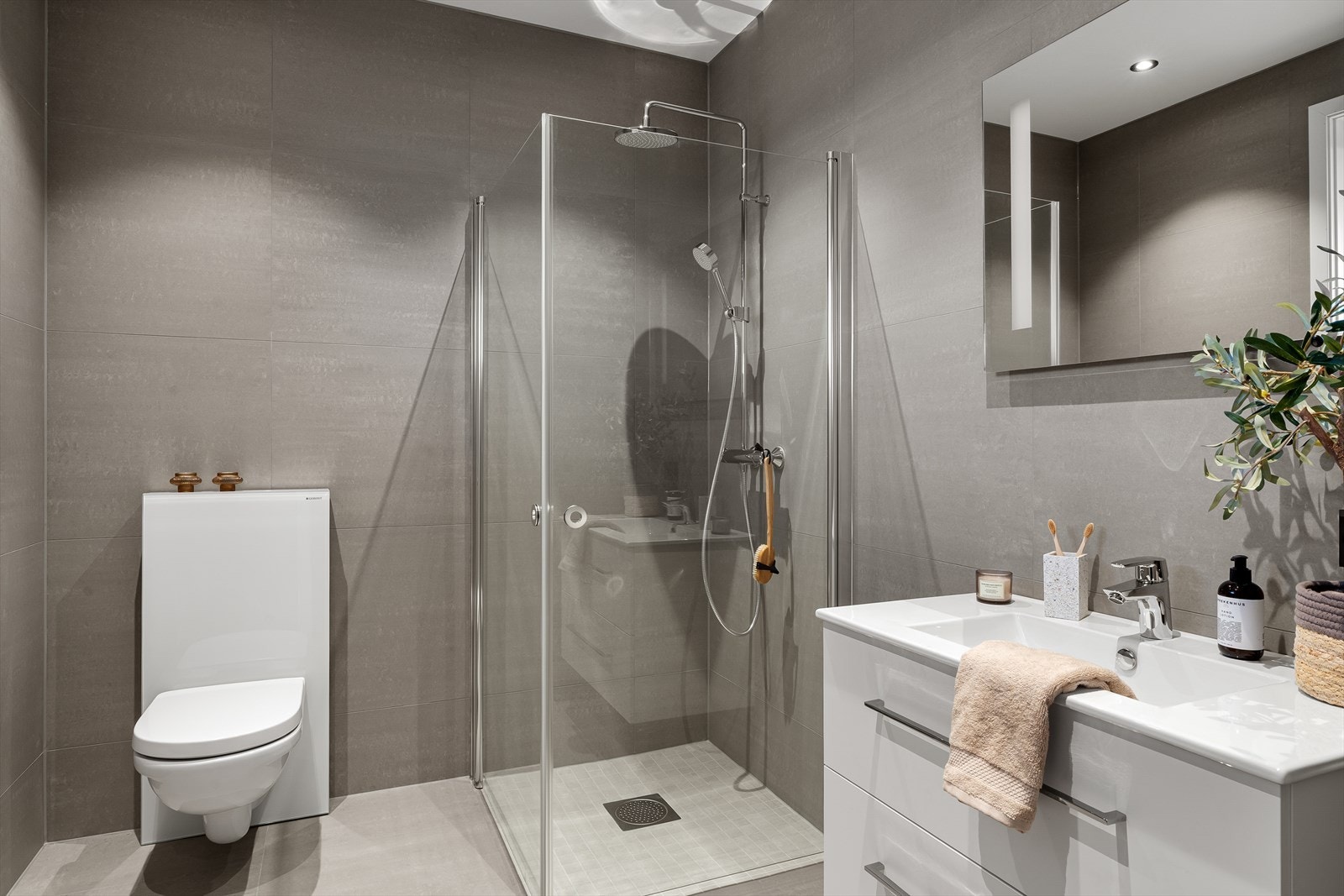 Privat bad til hovedsoverommet - flott helfliset bad med 60x60 fliser, vegghengt wc, dusjhjørne og varme i gulv for ekstra komfort. Galleribilde