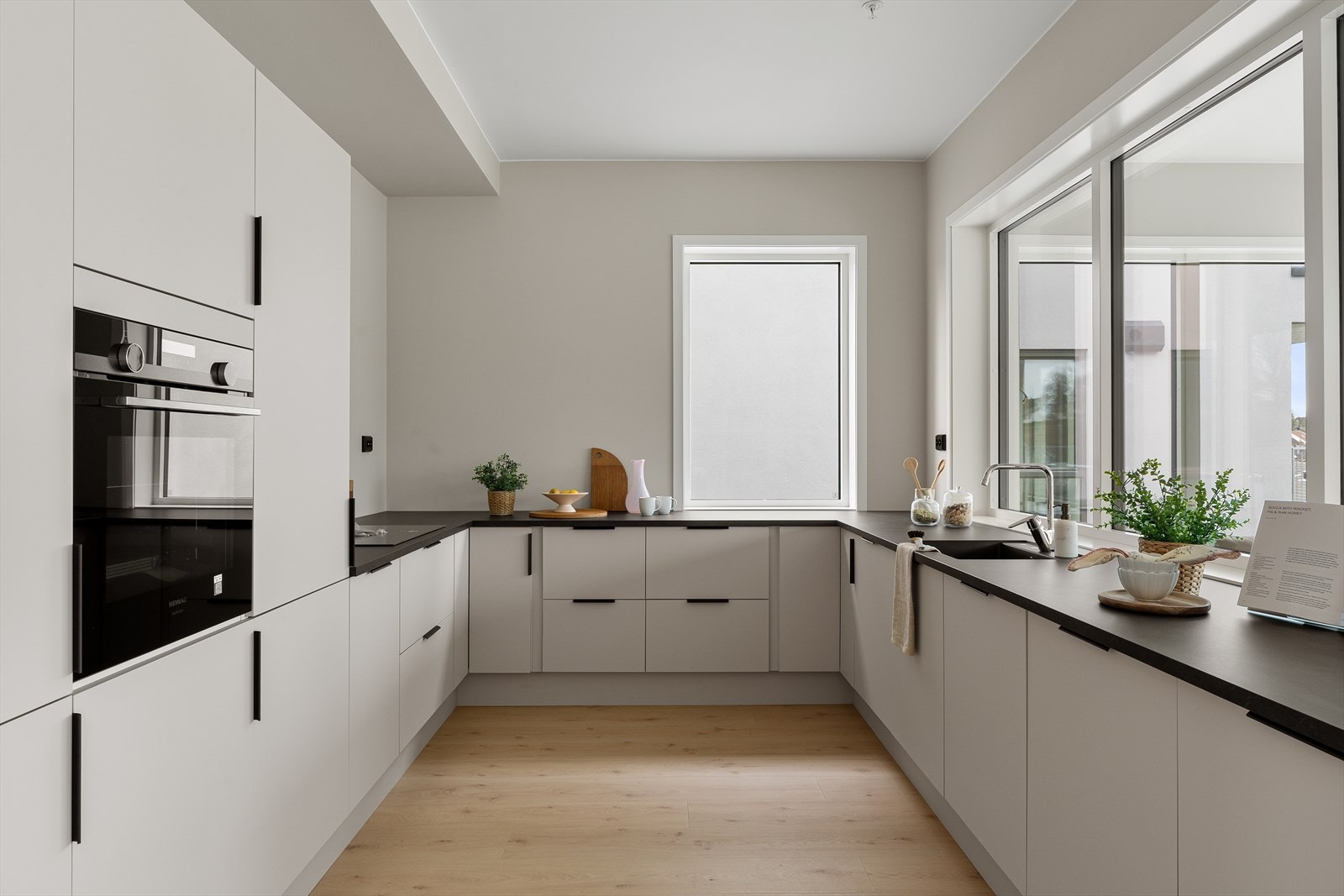 Lekkert og moderne kvalitetskjøkken som kan vise til pen kjøkkeninnredning og integrert kjøl/frys, komfyr, oppvaskmaskin, platetopp og vifte. Galleribilde