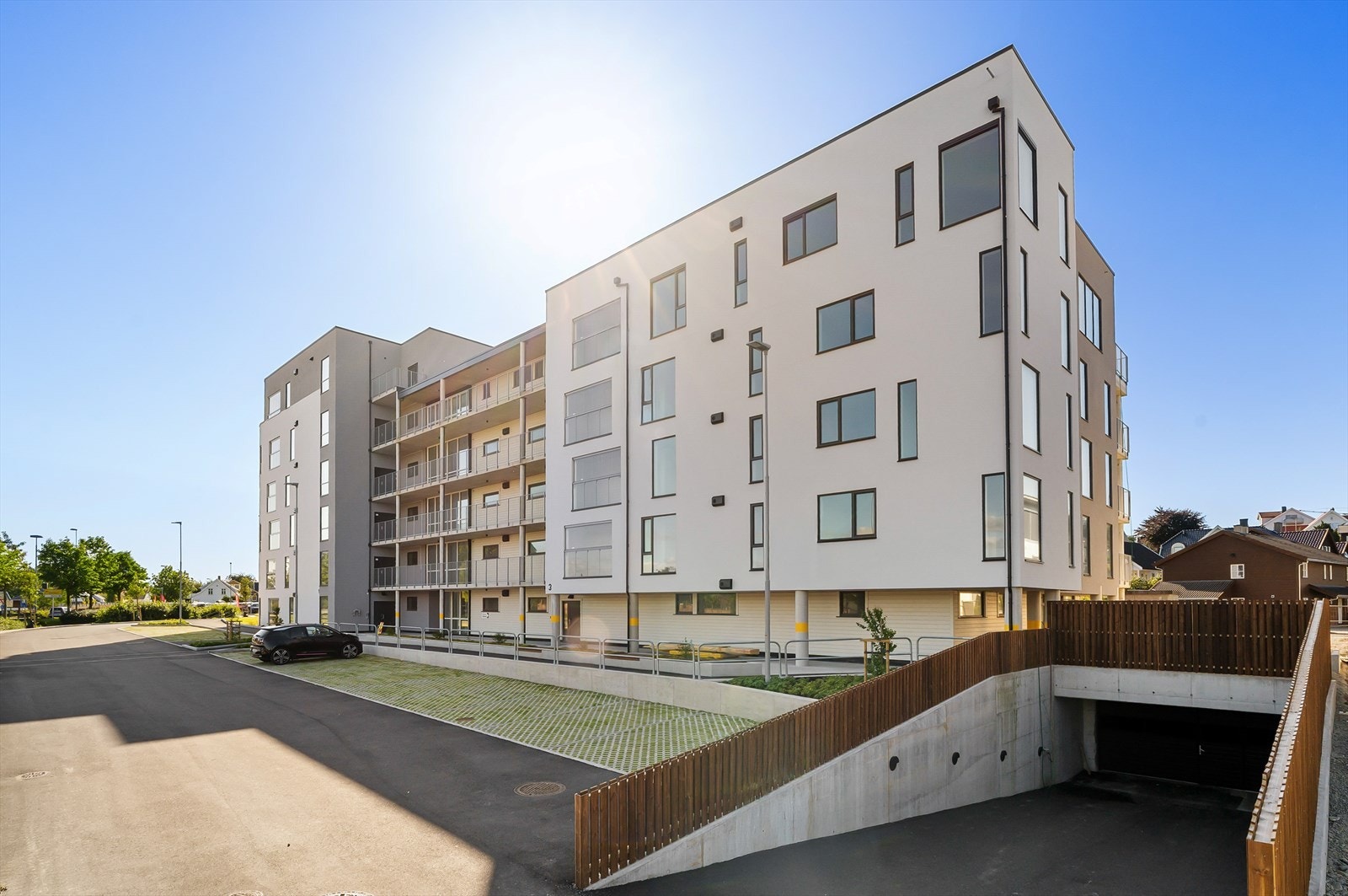 Fast parkering i lukket garasjeanlegg. Gjesteparkering i garasjeanlegget. Galleribilde