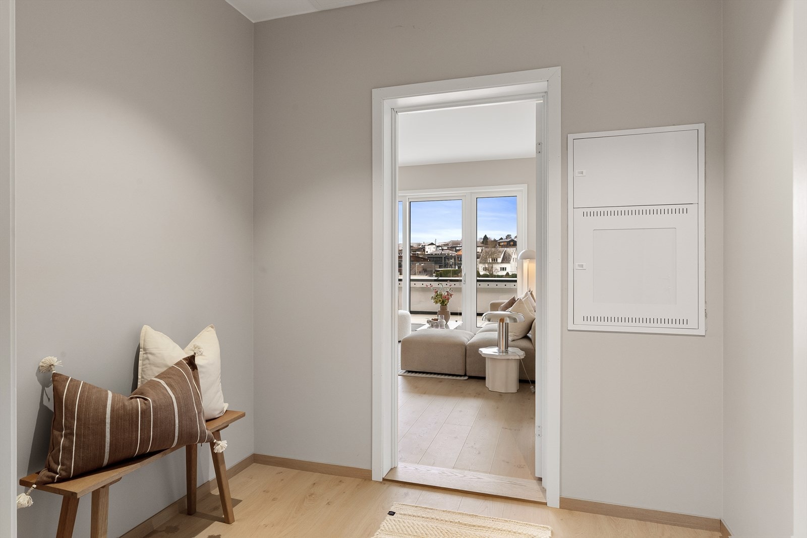 Pen entré/gang med plass til å henge fra seg både klær og sko. Galleribilde