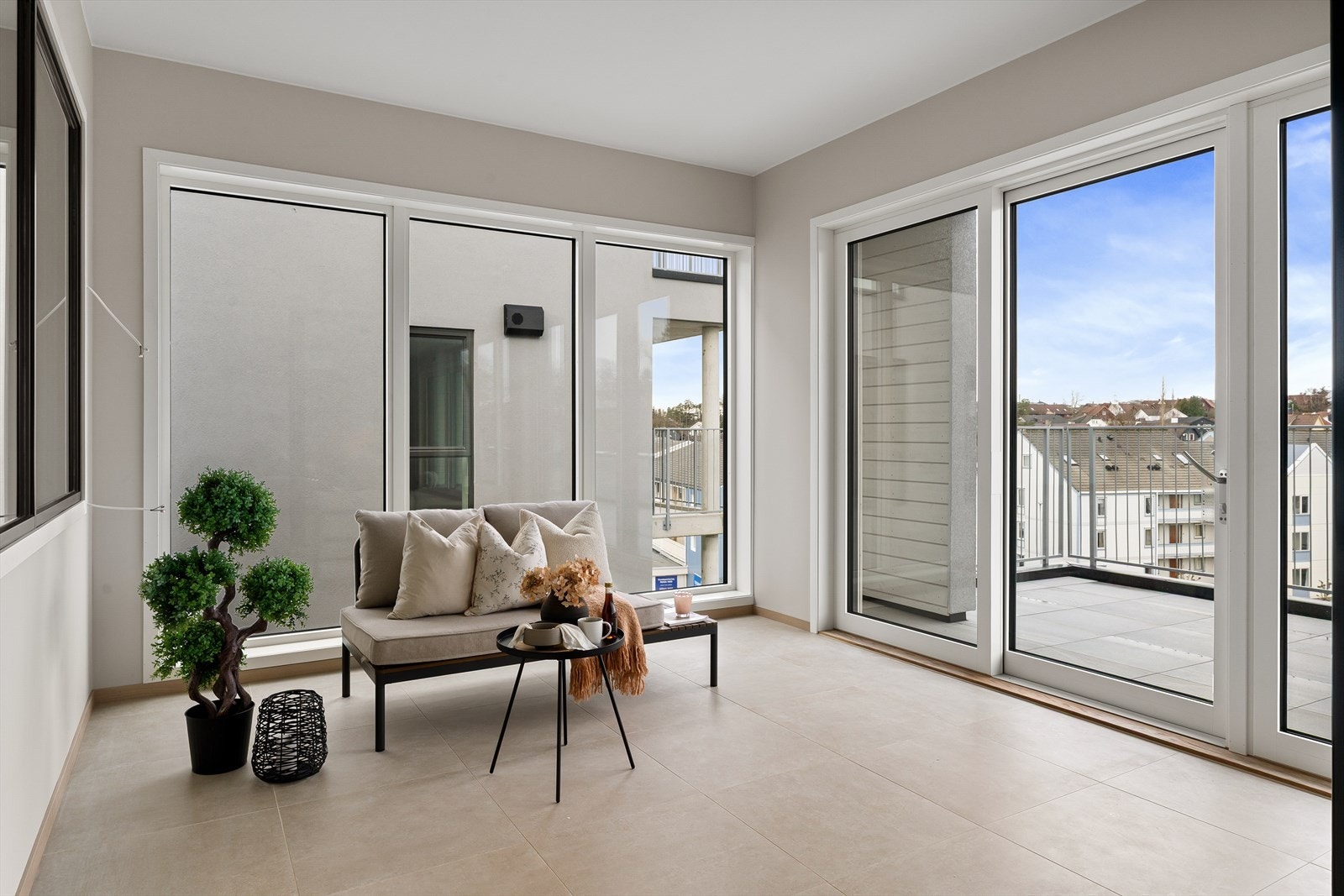 Fra stuen har man utgang til leilighetens hagestue hvor man kan sitte å nyte varme sommerdager selv om det regner. Galleribilde