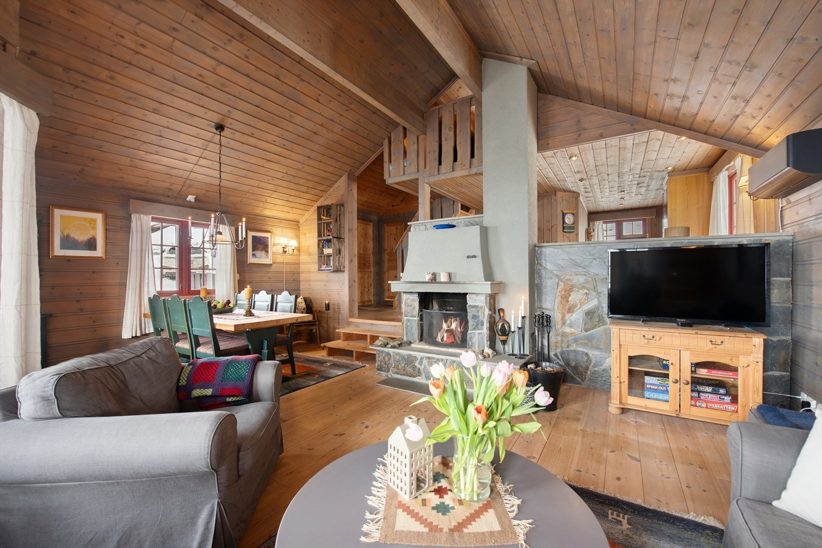 Flott peis i stue og høy himling. Galleribilde