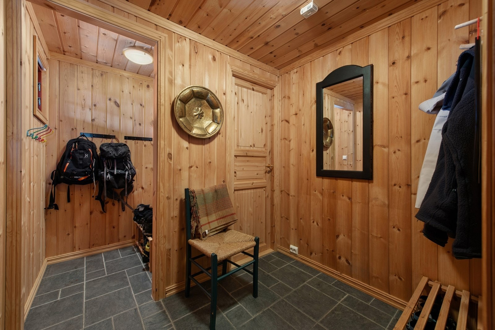 Velkommen inn! God plass til å henge fra seg yttertøy, sko, etc. Galleribilde