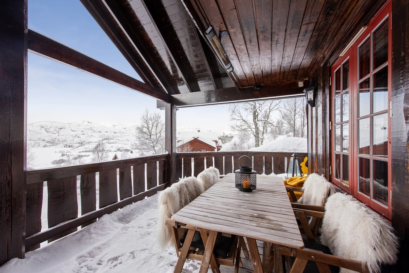 Romslig terrasse med fantastisk utsikt - og varmelampe som holder stemningen varm året rundt. Galleribilde