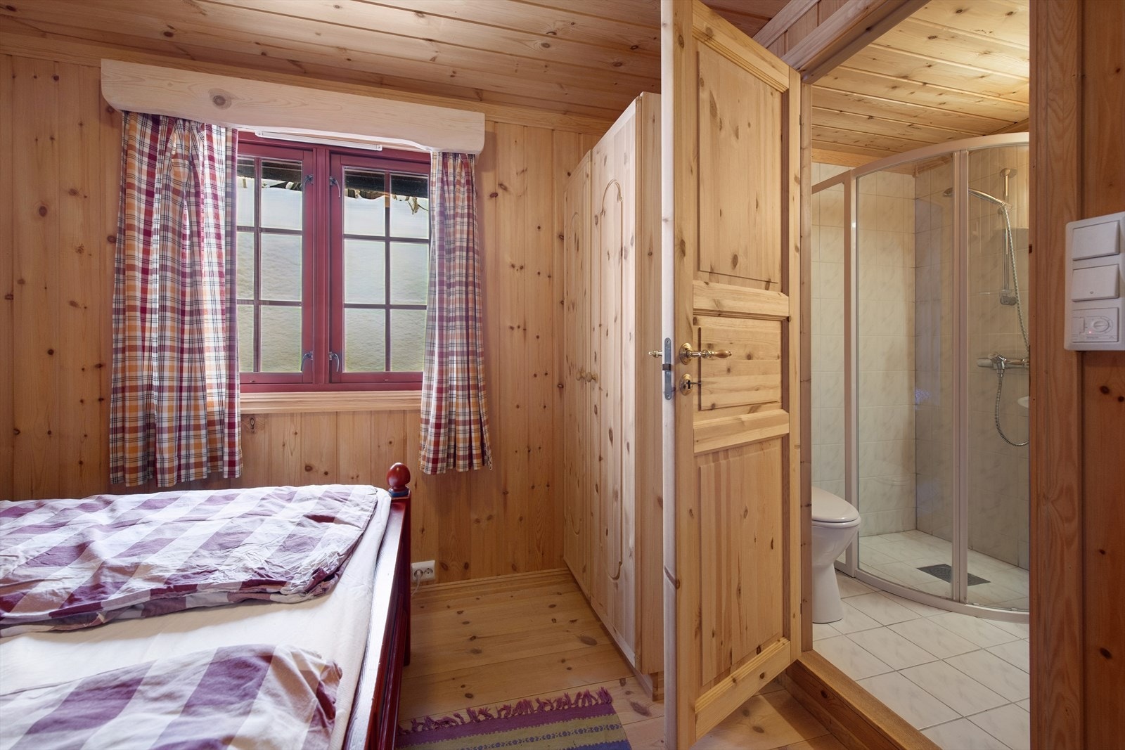 Hovedsoverom med direkte adkomst til bad. Galleribilde