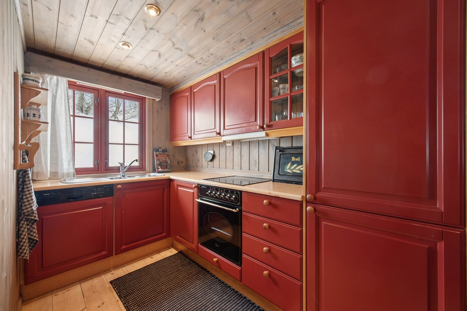 Praktisk kjøkken med alt som trengs. God skapplass. Galleribilde