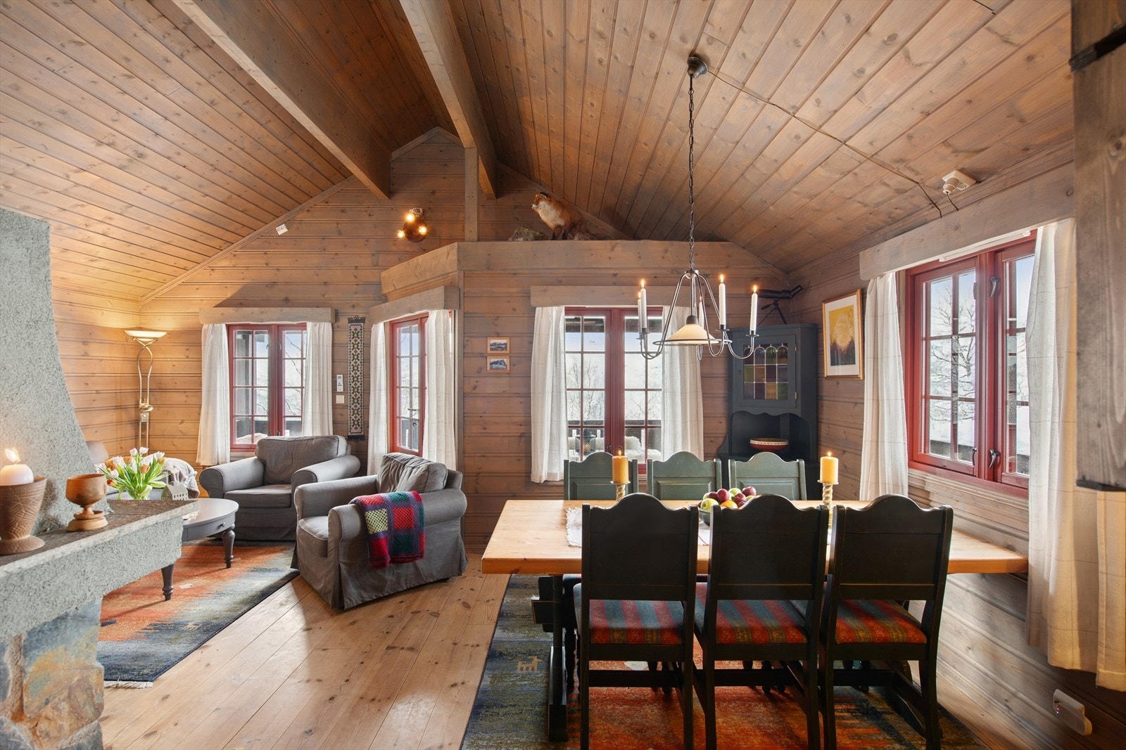 Romslig stue med god takhøyde. Galleribilde