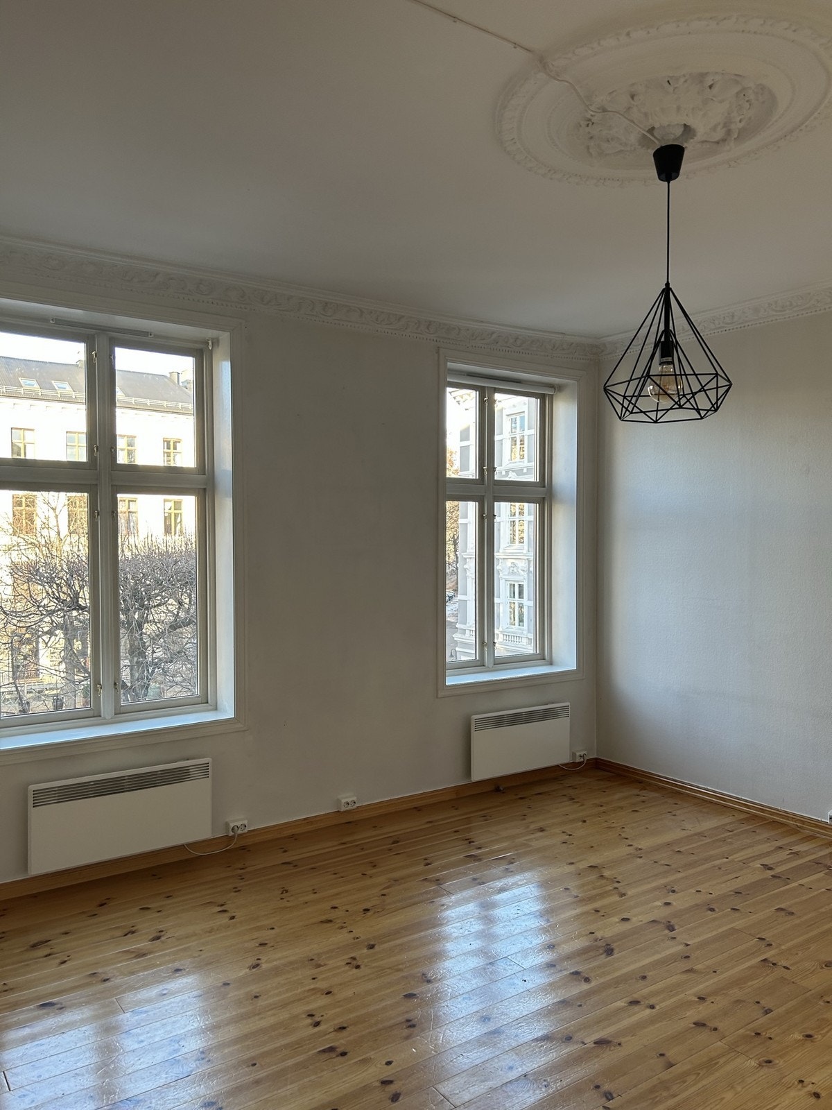 Romslig stue med store vindusflater og flott utsyn. Galleribilde