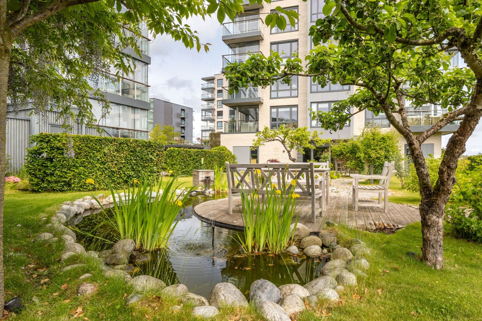 Videre er tomten opparbeidet med prydbusker, hekk, diverse beplantning, frukttrær, trær, bærbusker. Galleribilde