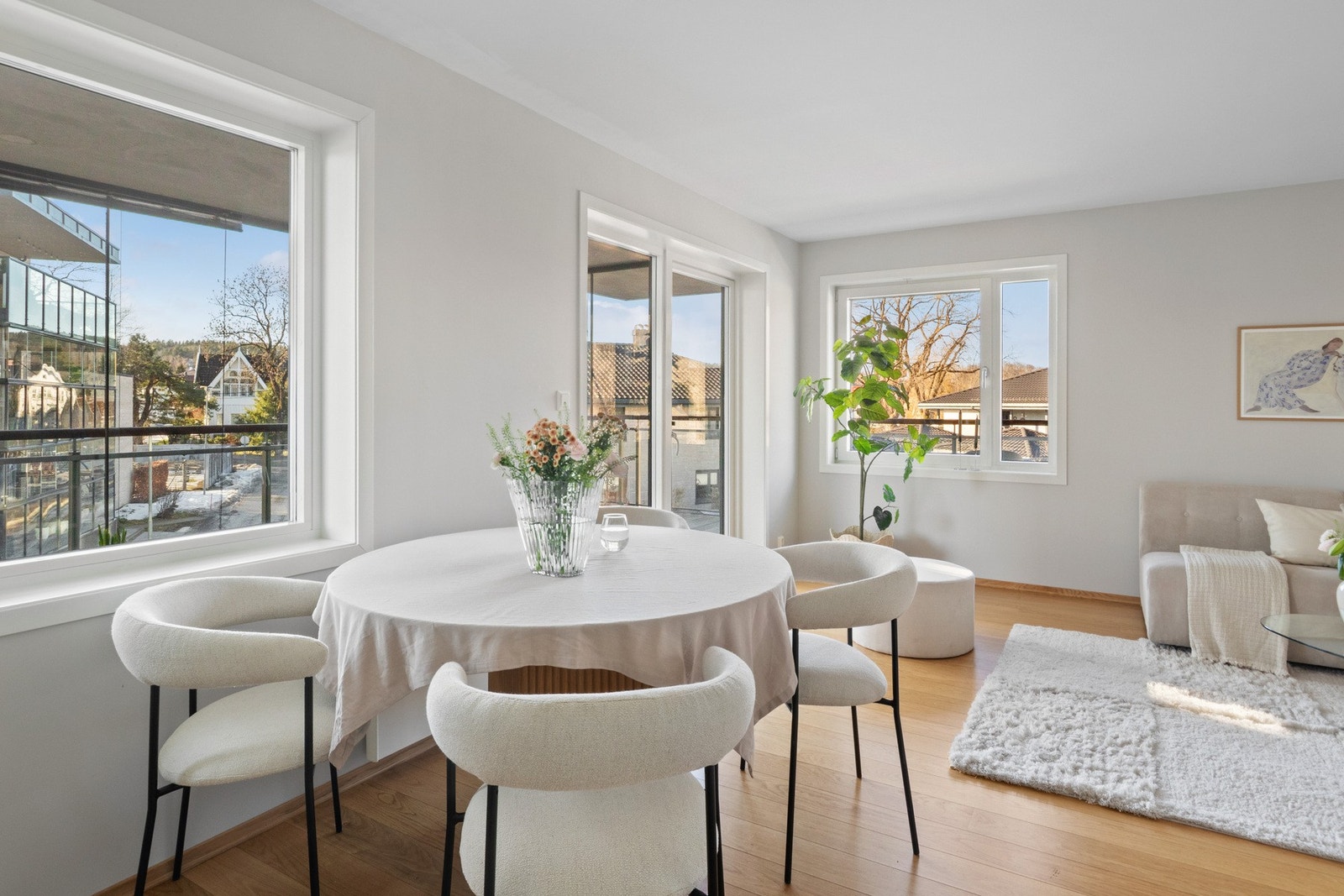 De store vindusflatene gir godt med lysinnslipp, så naturlig lys er det ikke mangel på her. Galleribilde