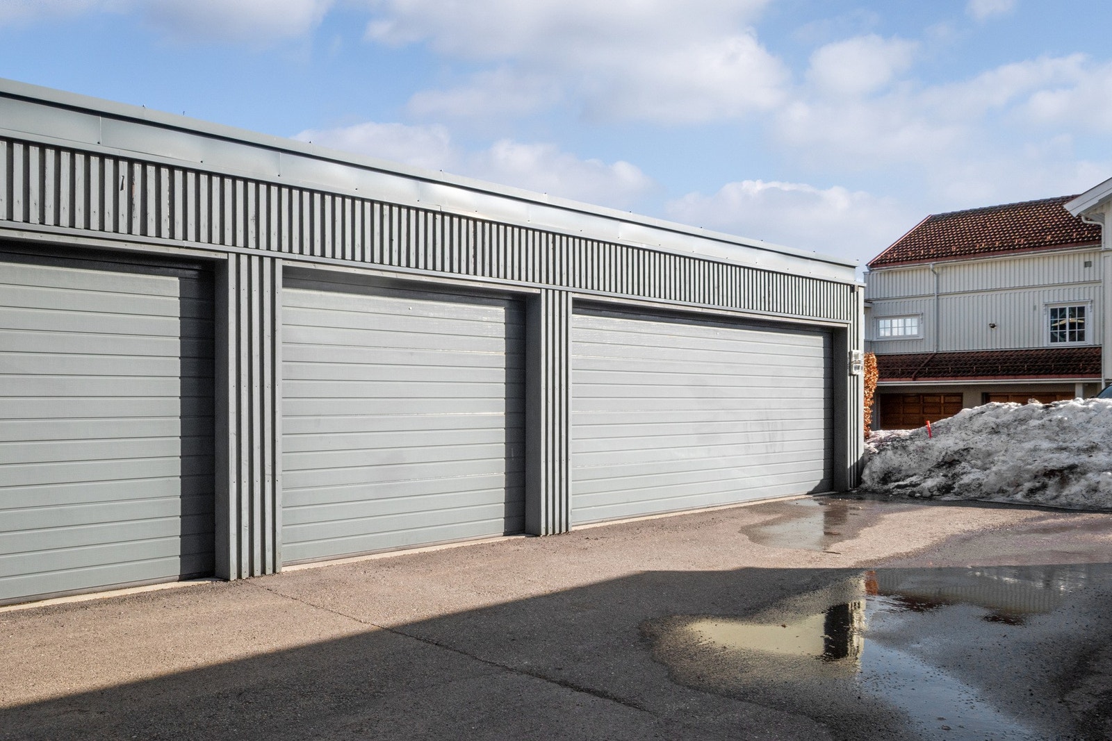 Det er parkering i privat garasje i rekke med elektrisk port, samt på felles utendørs parkeringsplass med gjesteparkering. Galleribilde