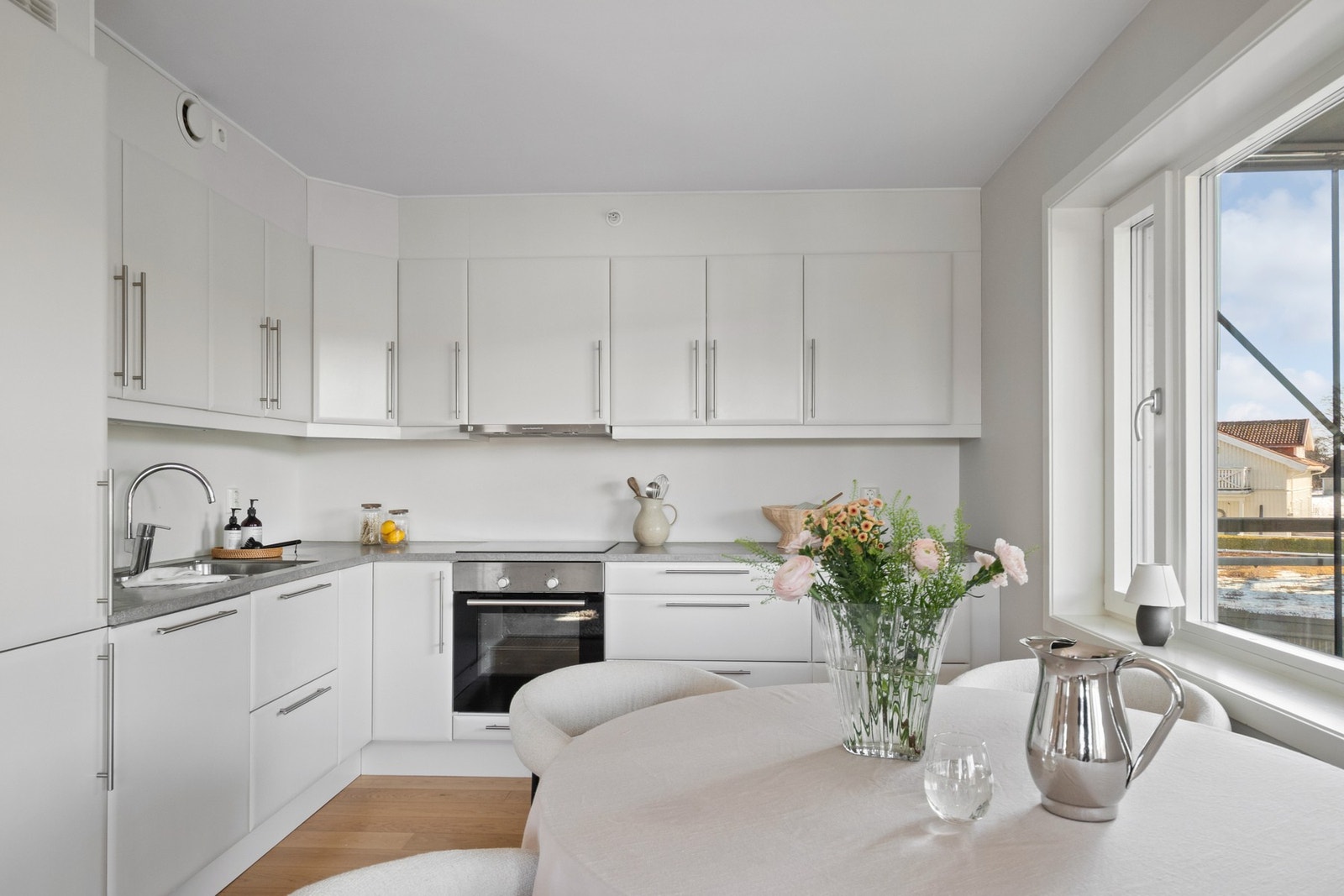 Integrert komfyrvakt i ventilator og ventilator med utlufting. Galleribilde