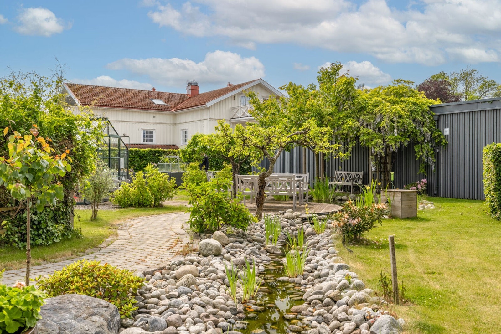 Felleseiendommen er pent opparbeidet med asfalterte og steinbelagte internveier, inngjerdet felleshage for bygget, velpleide plenareal og automatisk vanningsanlegg. Galleribilde