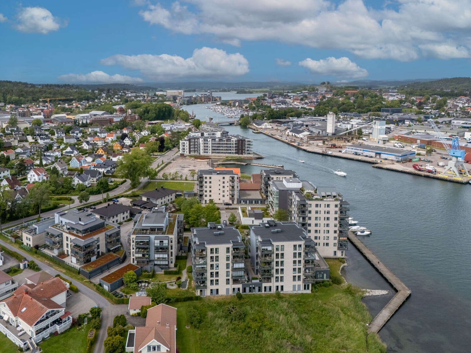 Kyststien passerer rett forbi eiendommen. Med fellesrom for kajakker ved Ørsnes Park er kanskje terskelen lav for en padletur i Tønsbergfjorden. Galleribilde