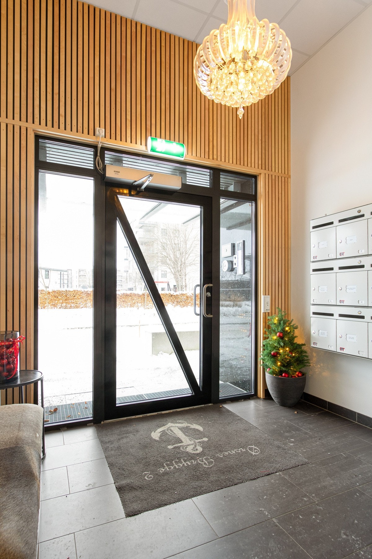 Via felles inngangsparti kan du ta trappen eller heisen opp til byggets 3. etasje. Galleribilde