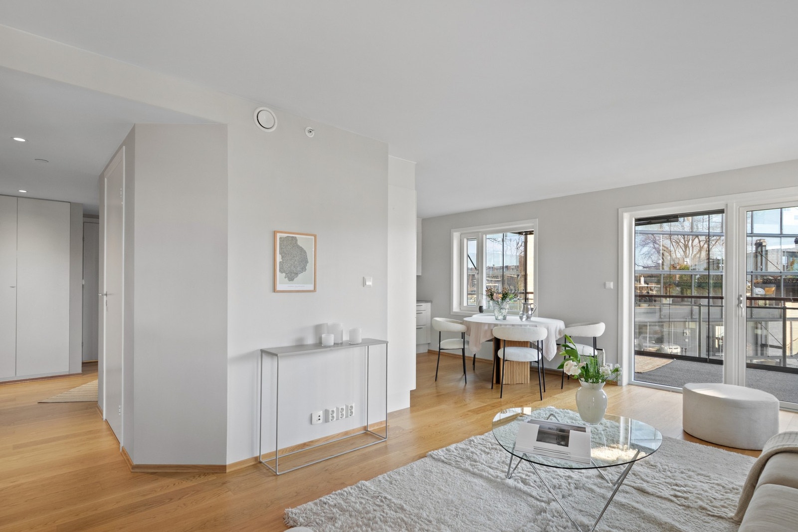 Rommet gir en fin flyt hvor det er god plass til spisebord, uten at det tar av romfølelsen. Galleribilde