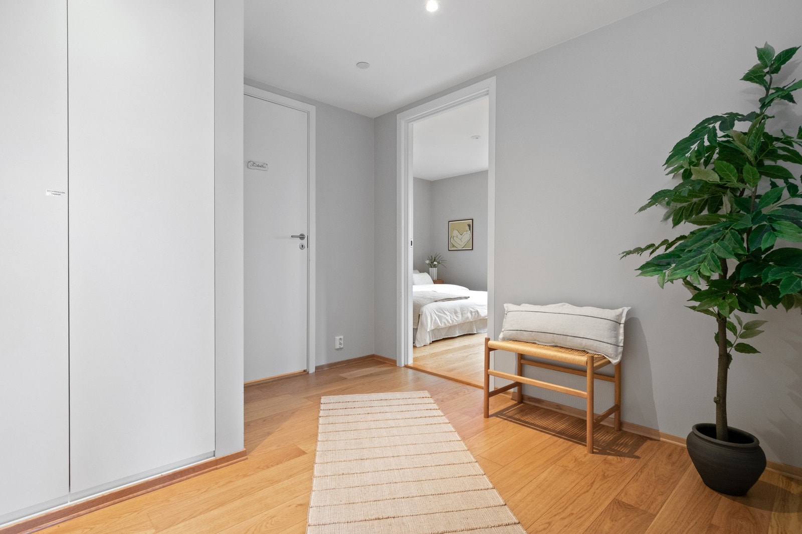 Du kommer inn i en romslig entré hvor det er god plass til garderobeløsning. Galleribilde