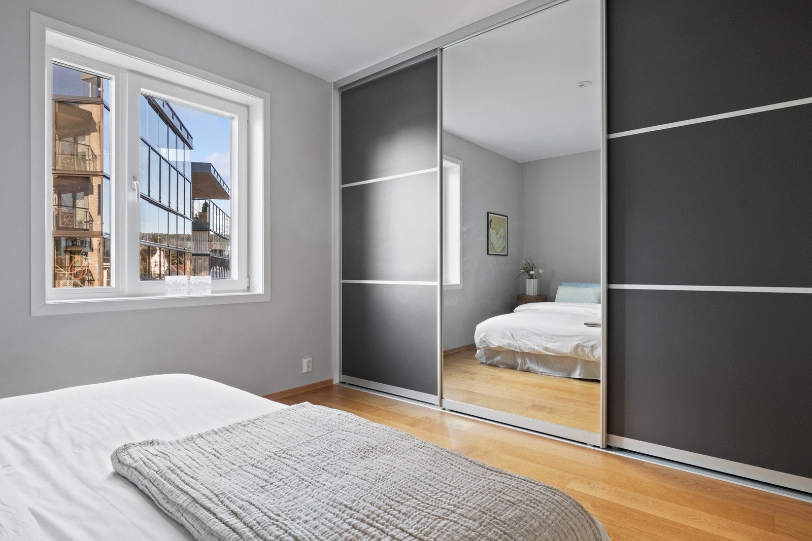 Hovedsoverommet har romslig skyvedørsgarderobe. Galleribilde