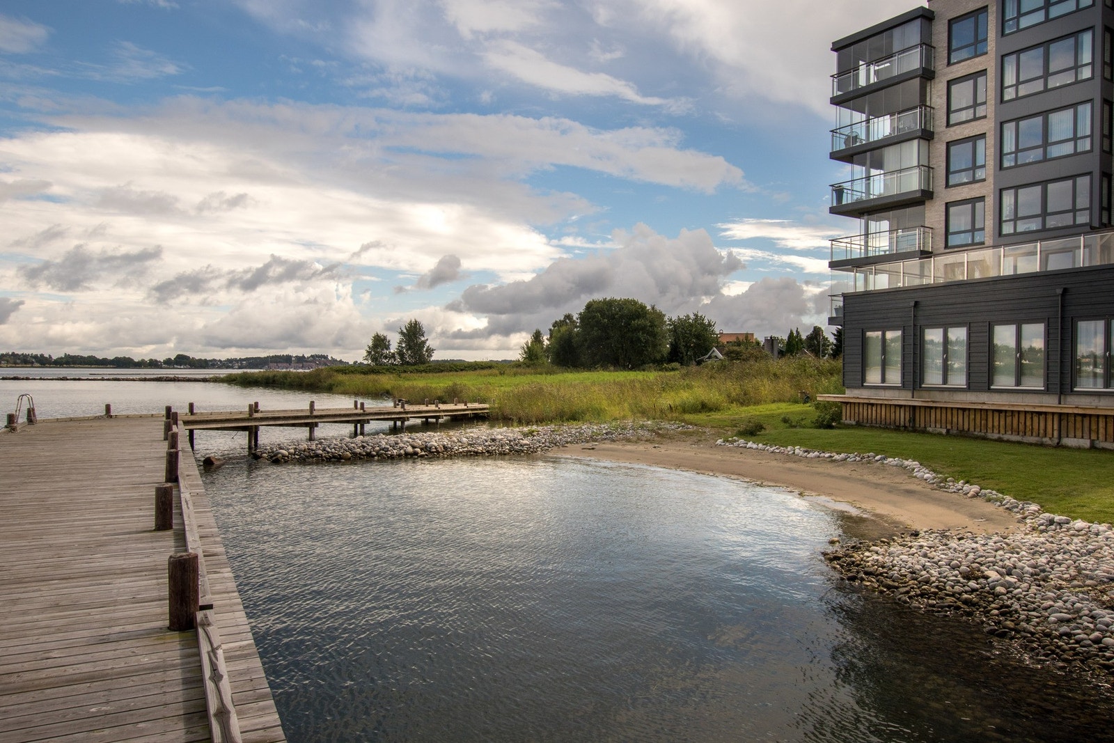 Sameiet har også badestrand ved egen strandlinje like utenfor husveggen. Galleribilde