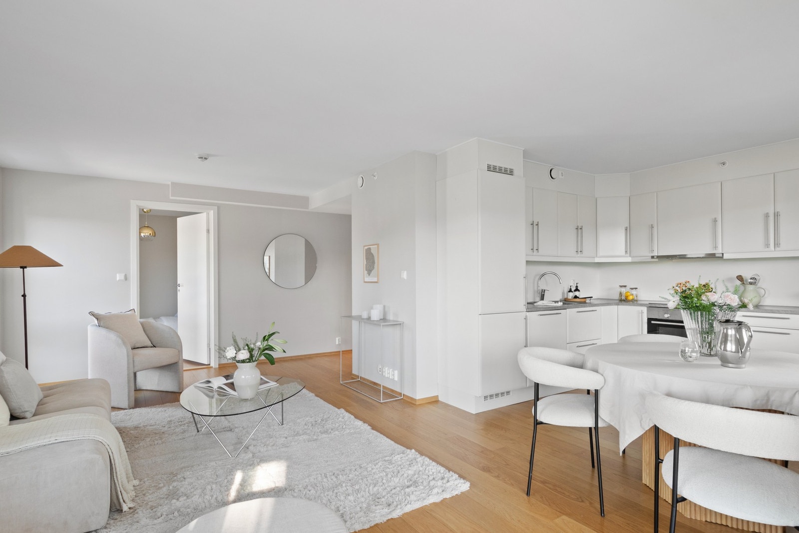 Stuen har god plass til sofaseksjon og øvrig innredning. Galleribilde