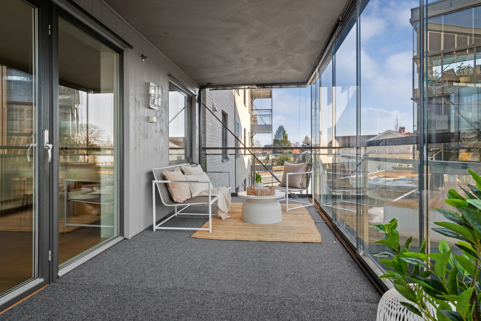 Leiligheten har utgang fra stuen til en herlig, balkong på ca. 19 kvm, hvor ca 16 kvm er innglasset. Galleribilde