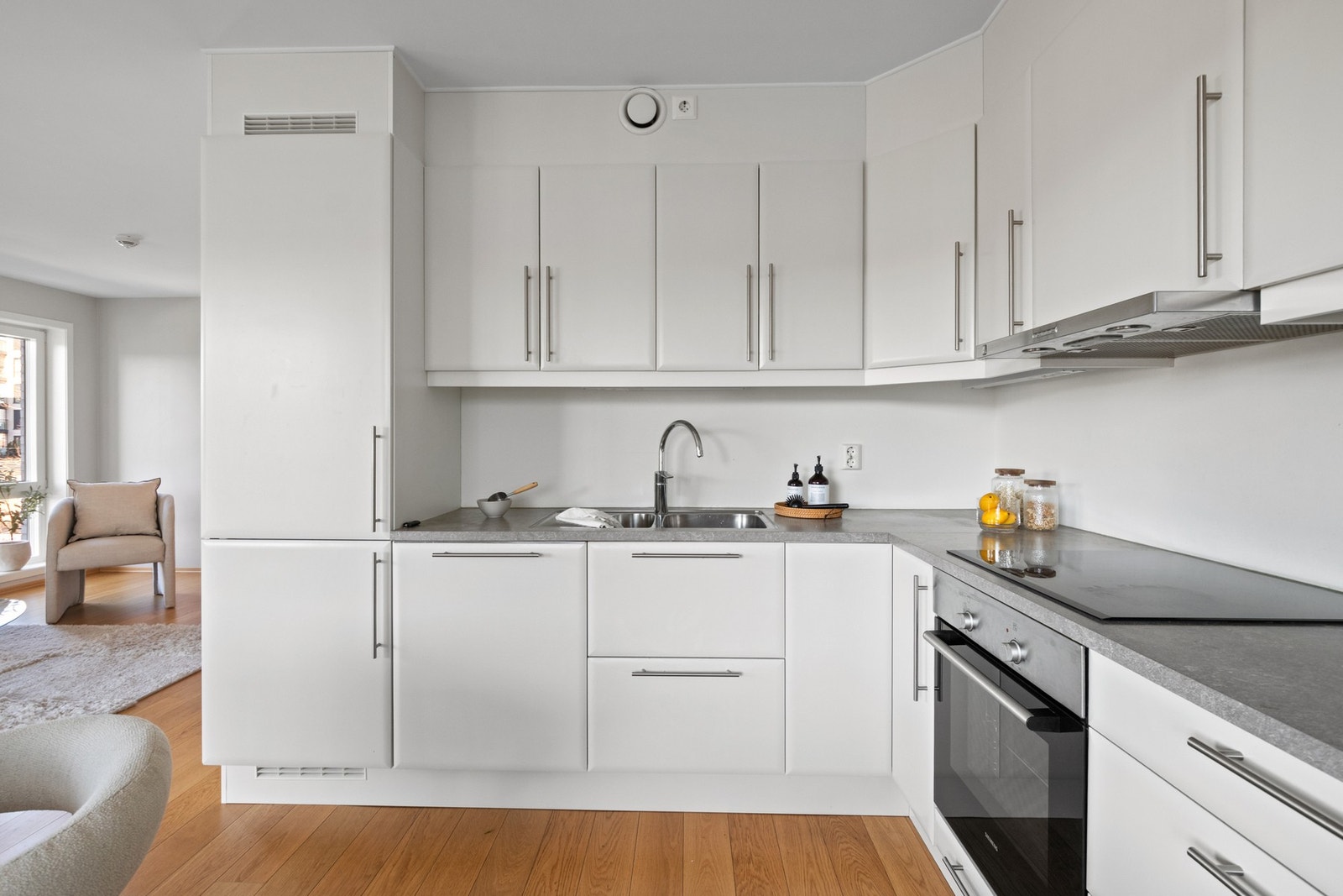 Kjøkkenet har integrerte hvitevarer bestående av induksjonsnorsk, stekeovn, oppvaskmaskin og kjøl/fryseskap. Galleribilde