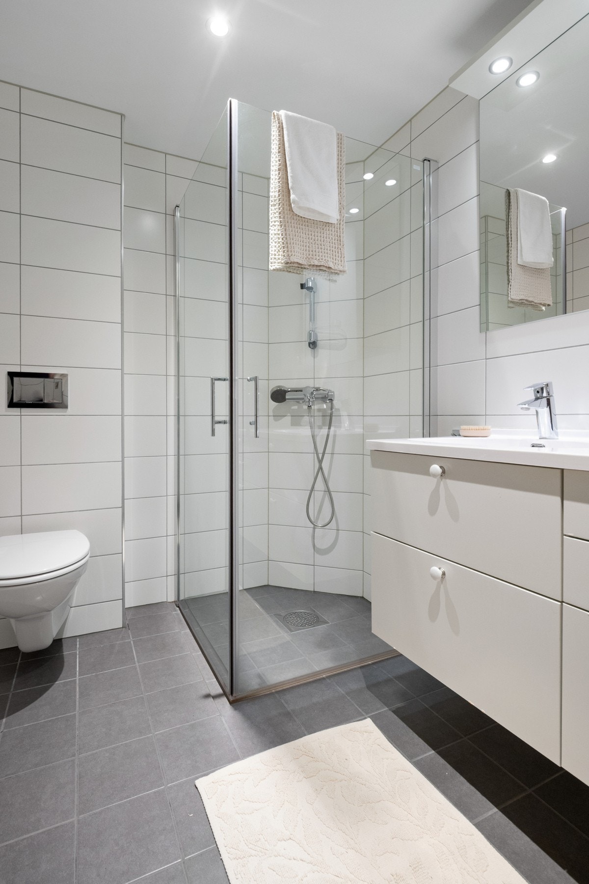 Det er også opplegg for vaskemaskin. Varme i gulvet og downlights i taket. Galleribilde