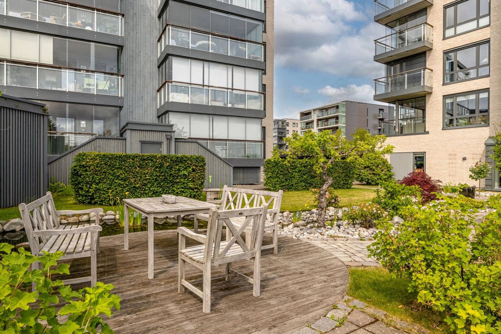 I tillegg finnes det drivhus, lekeapparater, sandkasse, utebod og felles sykkelparkering, samt felles sittegrupper, pergola og bocciabane for et sosialt miljø. Galleribilde