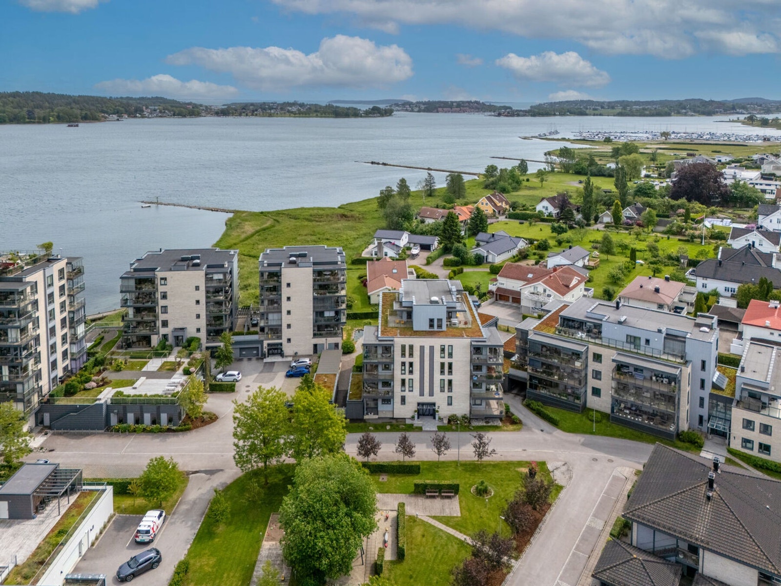 Leiligheten ligger i et meget sentralt og naturskjønt boligområde på Ørsnes Brygge, ved Teie i Færder kommune. Galleribilde