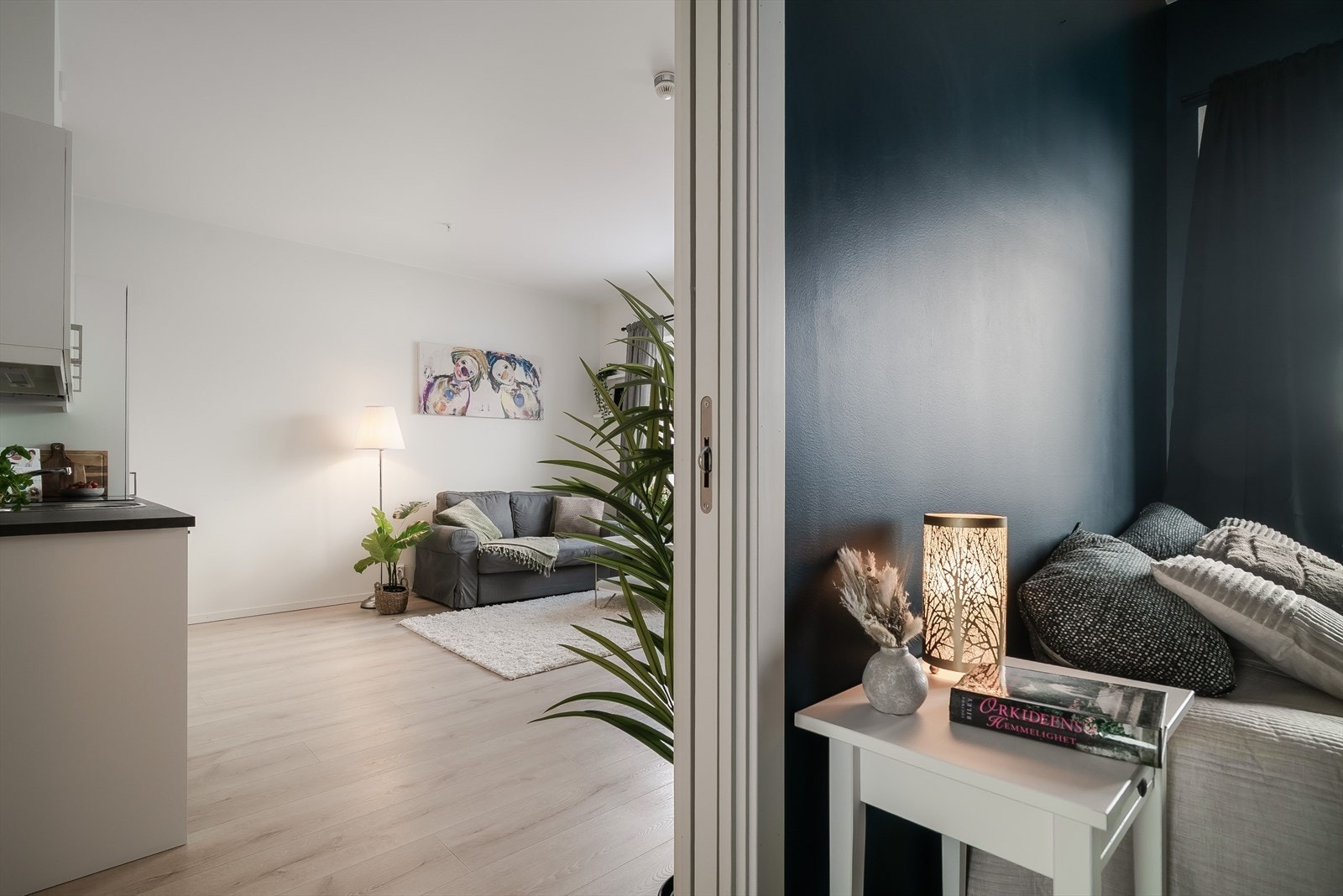 Stilrent soverom med moderne farger og god takhøyde. Galleribilde