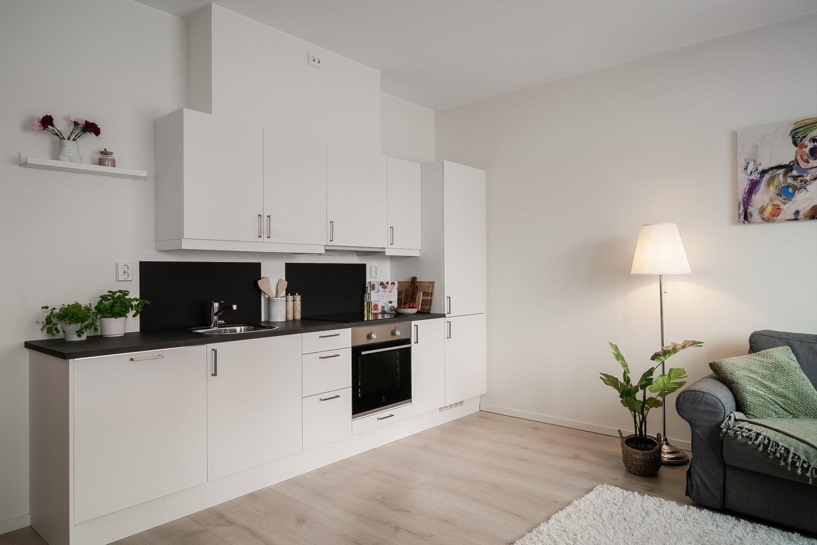 Leiligheten har en åpen stue- og kjøkkenløsning som skaper en god atmosfære. Galleribilde