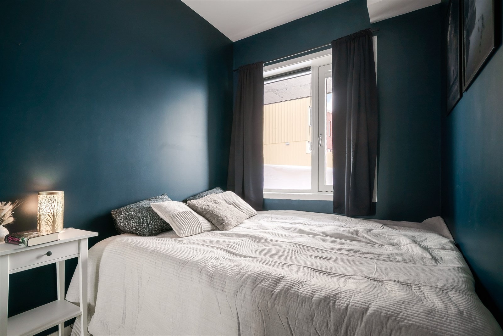 Rommets store vindu slipper inn godt med dagslys og gir en luftig og behagelig atmosfære. Galleribilde