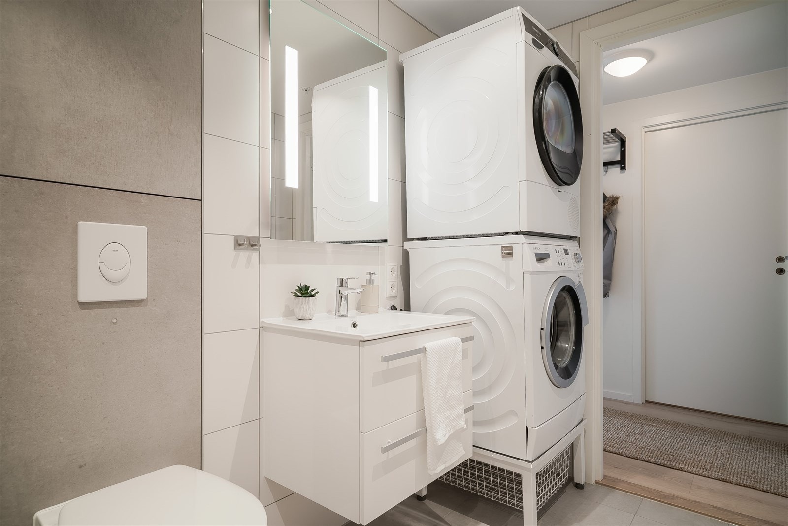 Badet er tilrettelagt med opplegg for vaskemaskin og rør-i-rør system fra byggeår. Galleribilde