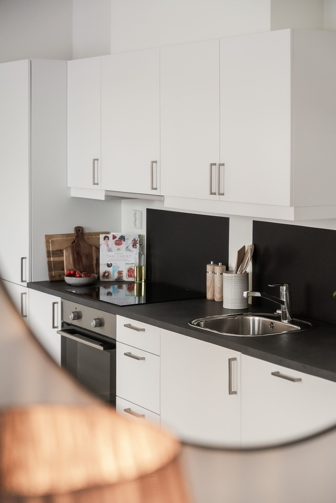 Kjøkkenet har et stilrent uttrykk med glatte fronter og god skapplass. Galleribilde