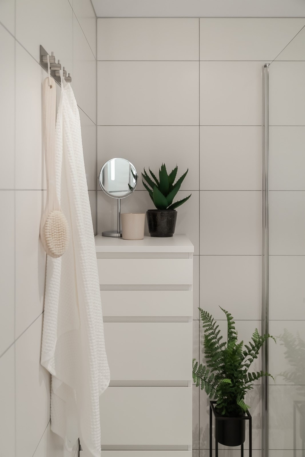 Moderne fliser på gulv og vegger samt gulvvarme som gir en lun følelse. Galleribilde