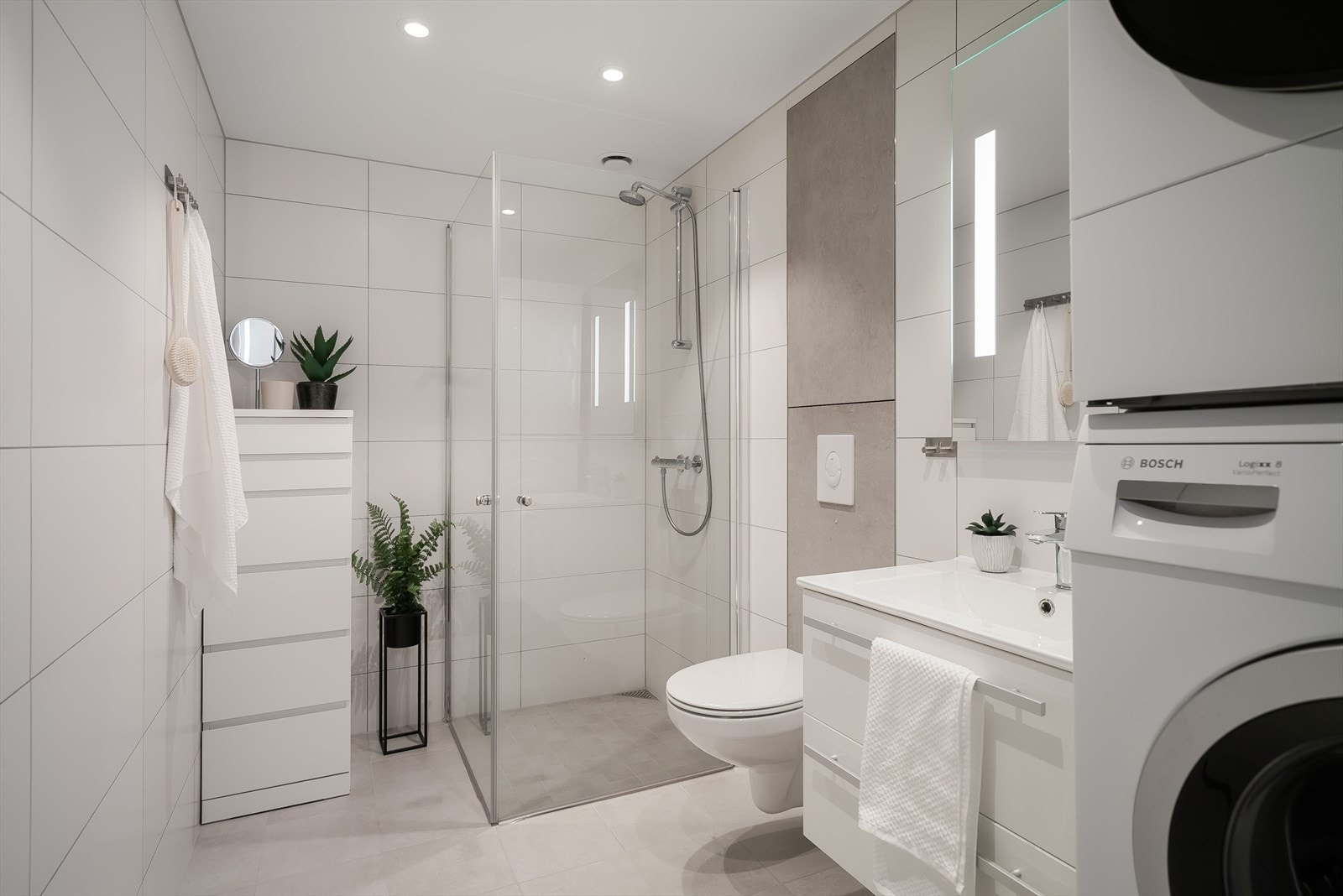 Pent baderom med moderne uttrykk og god romfølelse. Galleribilde