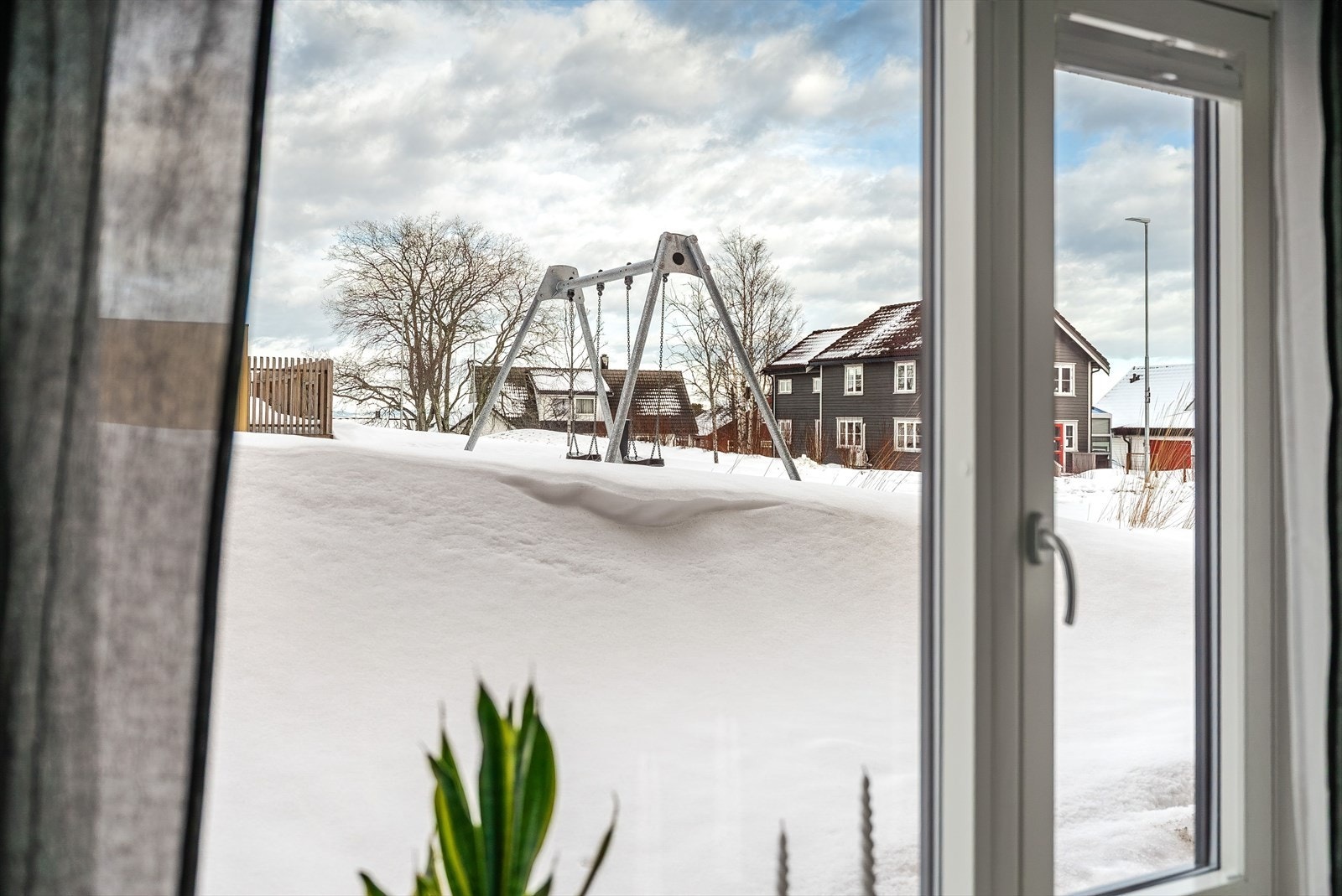 Store vindusflater slipper inn mye naturlig lys til boligen. Galleribilde