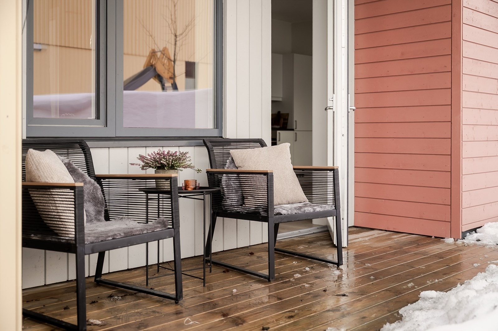 Her er det god plass til ønsket utemøblement og hyggelige samlinger på fine dager. Galleribilde