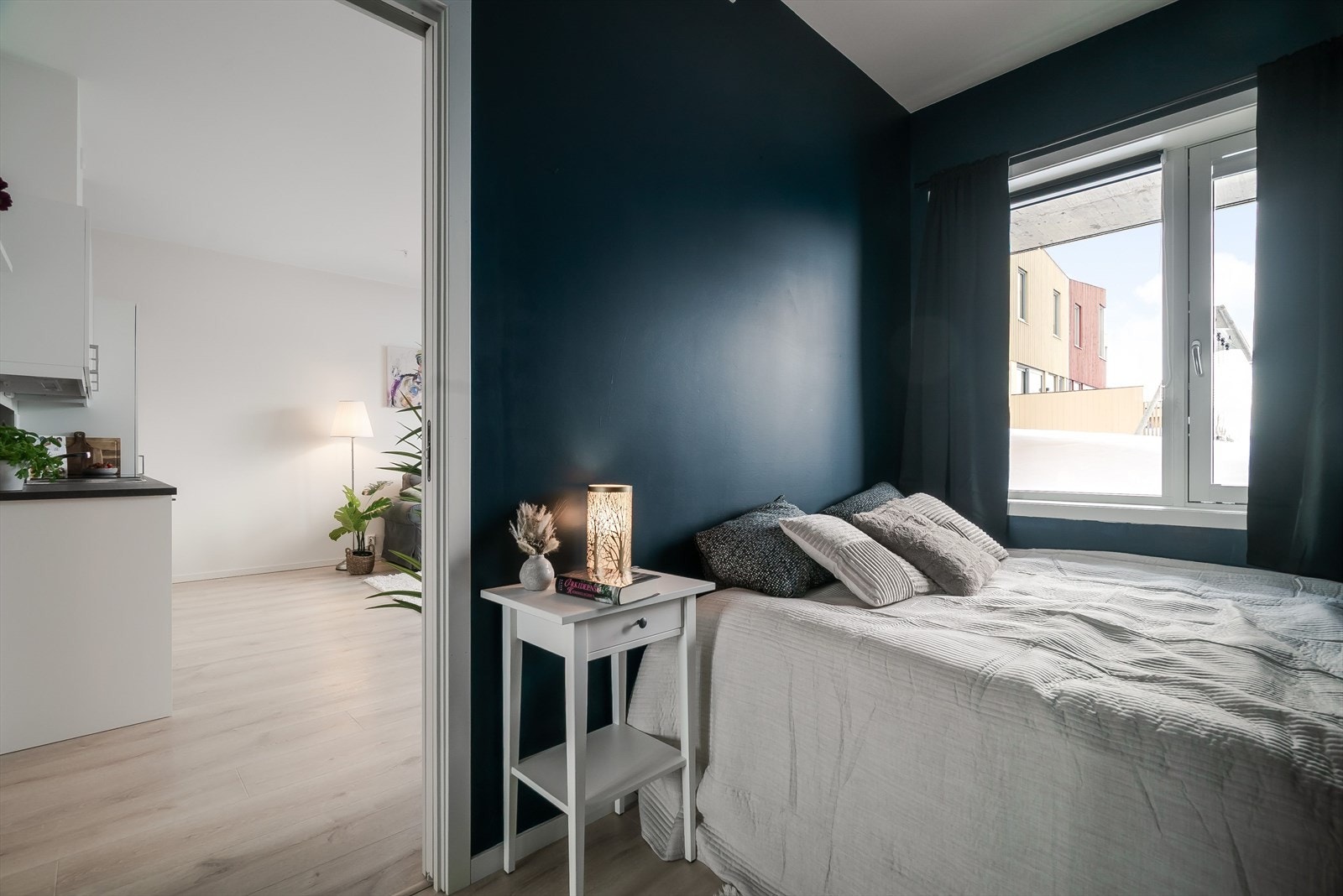 Soverommet er på 8,5 kvm med plass til dobbeltseng og garderobeløsning med speilskyvedører. Galleribilde