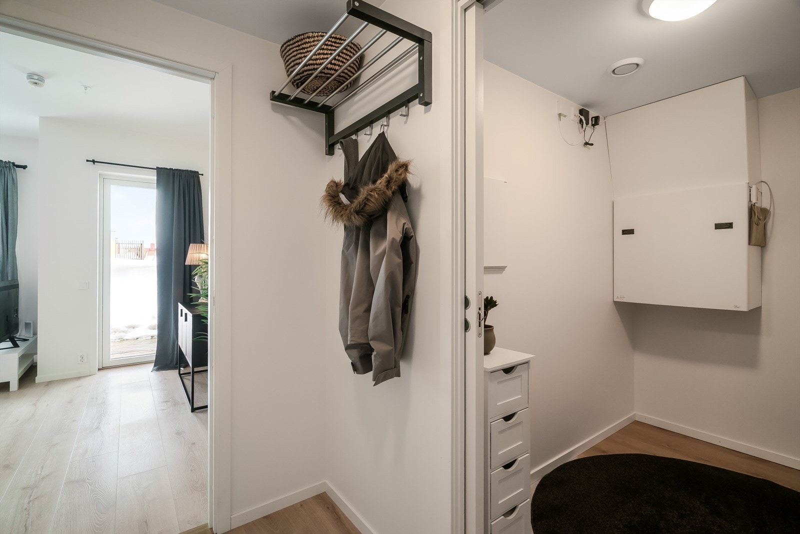 Praktisk entré med oppheng for yttertøy og tilknyttet innvendig bod som gir gode oppbevaringsmuligheter. Galleribilde