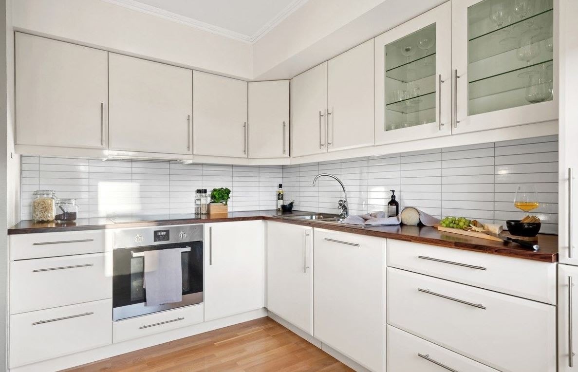 Kjøkkenet har integrerte hvitevarer som stekeovn, platetopp, oppvaskmaskin og kombiskap. Galleribilde