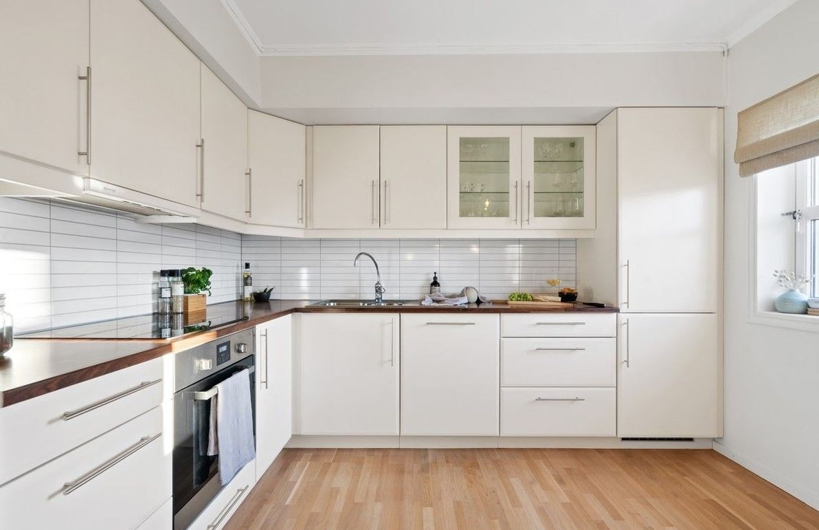 Pent kjøkken med rikelig skap- og benkeplass. Galleribilde