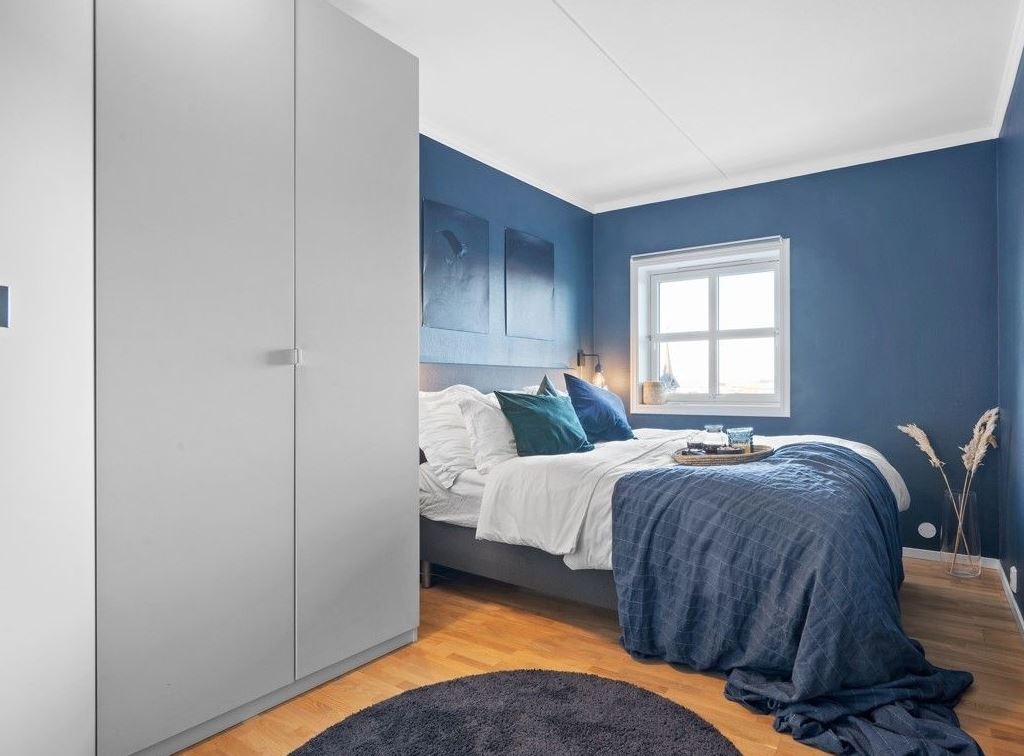 Romslig soverom med stor garderobeløsning. Galleribilde
