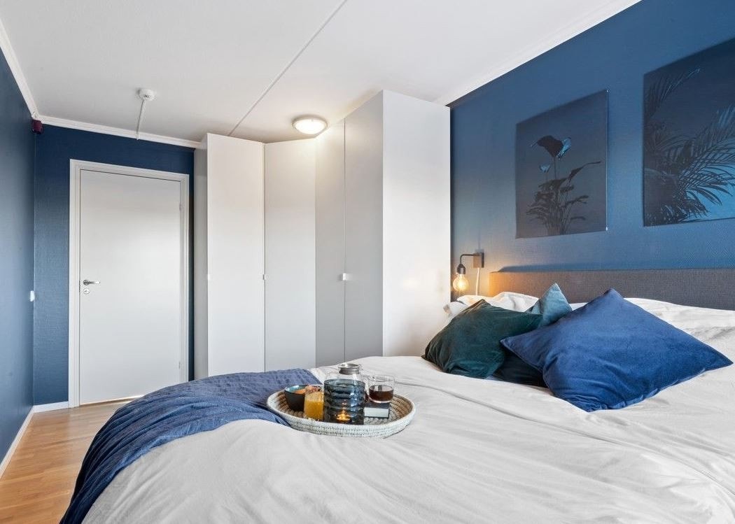 Soverommet er malt i tidsrikte farger. Galleribilde