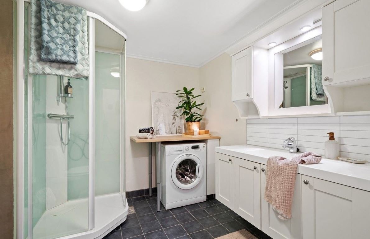 Pent bad med varmekabler i gulv. Vaskemaskin følger leilighet. Galleribilde