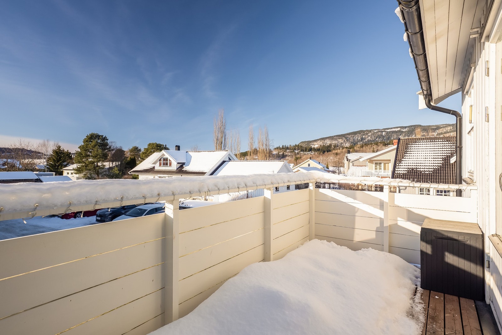 Vestvendt veranda på 7 kvm med utsikt. Boligen ligger i et rolig område uten mye trafikk. Galleribilde