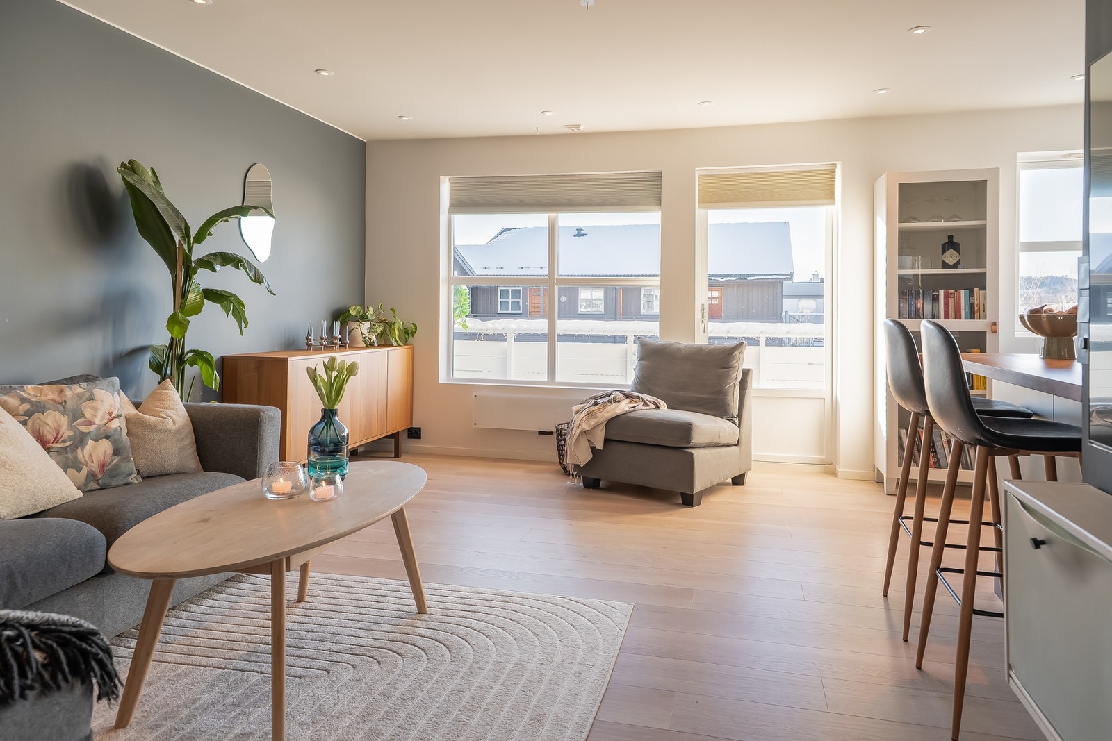 Stuen har god romfølelse med rikelig naturlig lys fra store vinduer og åpen løsning mot kjøkkenet. Galleribilde