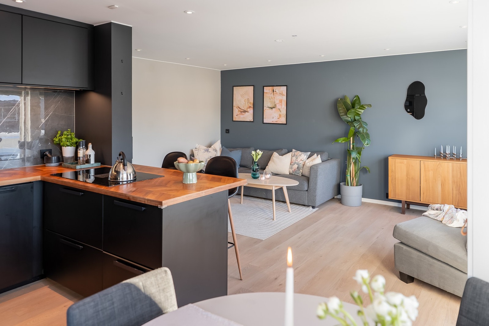 Stuen har god romfølelse med mye naturlig lys, og er åpen mot kjøkkenet for en sosial atmosfære. Galleribilde